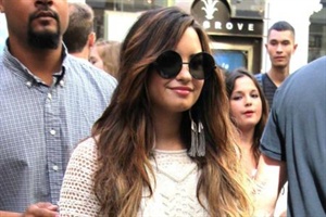 Demi Lovato demoliert Garderobe