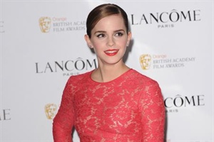 Emma Watson tanzt an der Stange