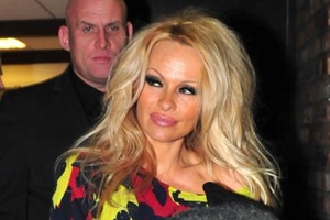 Pamela Anderson nimmt streunenden Hund auf