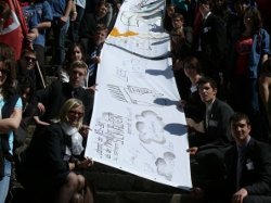 Befreiungsfeier in Mauthausen am 9. Mai 2010: Kinder und Jugendliche im KZ Mauthausen