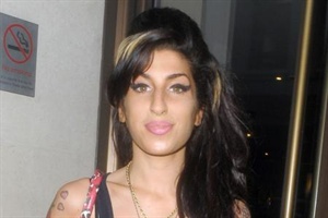 Amy Winehouses Asche beerdigt