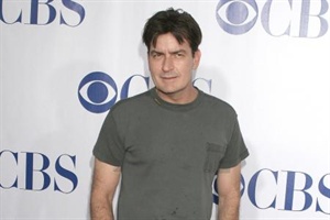 Charlie Sheen wohnt mit neuer Freundin