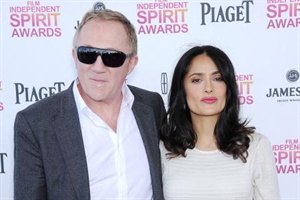 Salma Hayek trägt Leder-Outfits für Ehemann