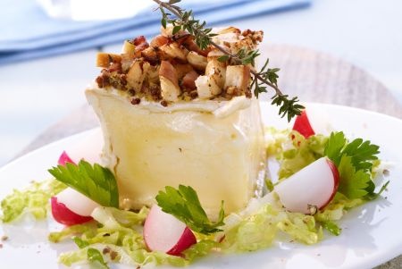 Französischer Raclettekäse im Strudelblatt mit Rote Beete-Salat und Mandarinenchutney