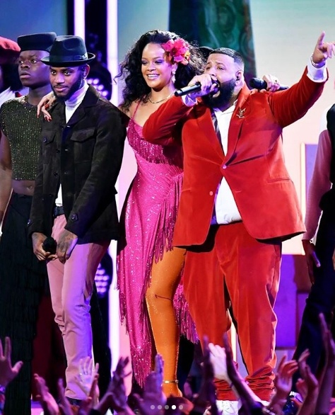 Rihanna in Adam Selman performs Wild Thoughts with DJ Khaled and Bryson Tiller at the Grammys 4