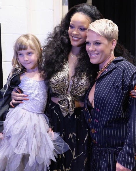 Rihanna took a cute pic backstage at the Grammys with Pink and her daughter Willow!