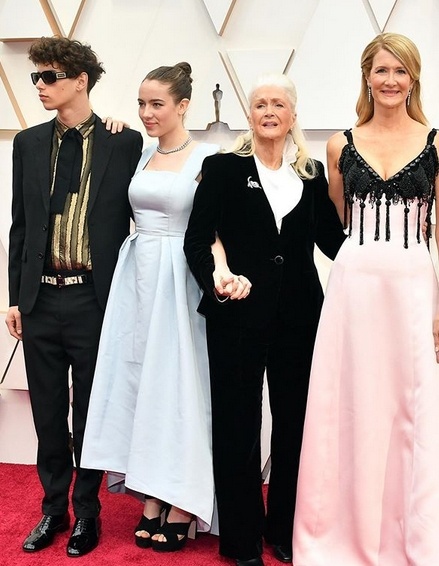 Laura Dern in Armani mit Diane, Ellery und Jaya